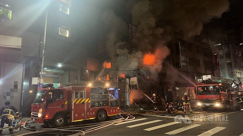 新北市三重區環河南路一棟3樓建築物的1樓賣場14日晚間發生火警，火勢向上延燒，2、3樓為住宅，消防人員到場布設水線撲滅火勢，幸無人受困。（翻攝照片）中央社記者王鴻國傳真　114年9月14日   