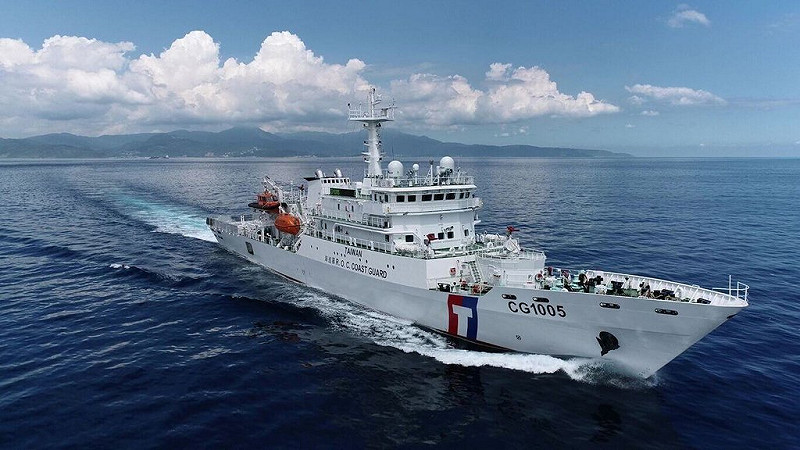 網傳「連江艦」驅離越界中國漁船時，解放軍軍艦及海警船介入廣播。對此，海洋委員會海巡署14日表示，經查為不同時地的兩案，網傳影片透過剪輯、前後倒置而成，企圖營造海巡署「連江艦」執法時遭到解放軍艦干擾的假象，予以嚴正譴責。（海巡署提供）中央社記者黃麗芸傳真　114年9月14日   