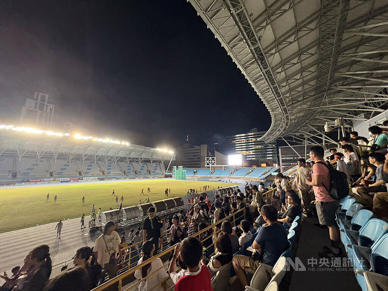 台北田徑場14日晚間進行台灣企業甲級足球聯賽時，球場觀眾席上方燈具因電線短路起火，現場人員關閉電源後已自行熄滅，所幸無人受傷。圖為位於屋簷的照明設備已熄滅。中央社記者吳書緯攝　114年9月14日   
