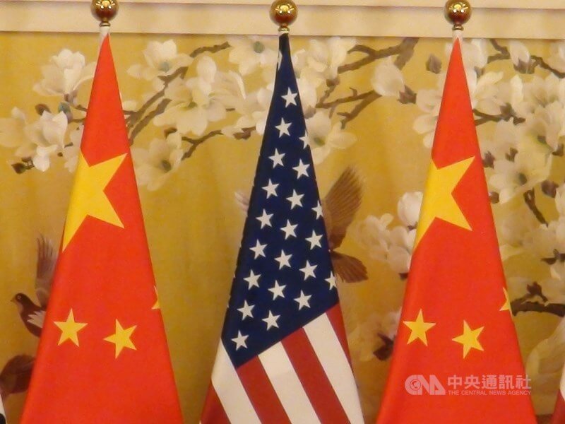 圖為美國與中國國旗。   圖: 中央社提供( 檔案照片）
