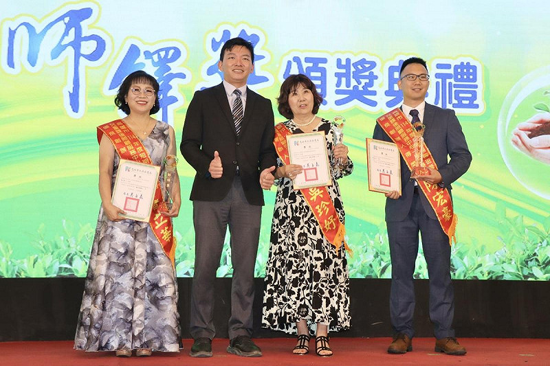 吳立森(左二)頒發表揚3位優良創辦人。 圖:高雄市教育局/提供