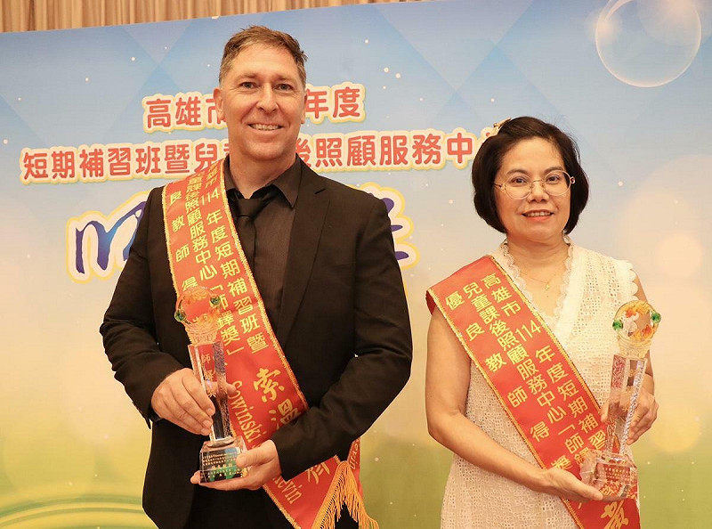 索溫斯齊(左)來台任教英文超過25年,黃敏香(右)從事美容美髮業21年。 圖:高雄市教育局/提供