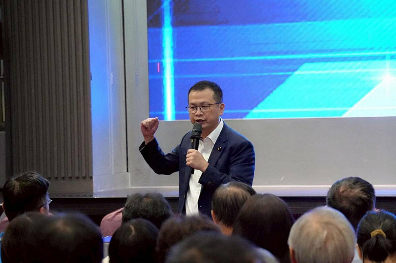 羅智強高雄舉辦說明會，向黨員報告參選國民黨主席理念，誓言帶領國民黨重返執政、下架賴清德。   圖：翻攝羅智強臉書