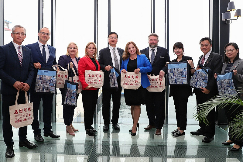 高市府訪團與格丁尼亞市府團隊互換紀念品。 圖:高雄市行國處/提供
