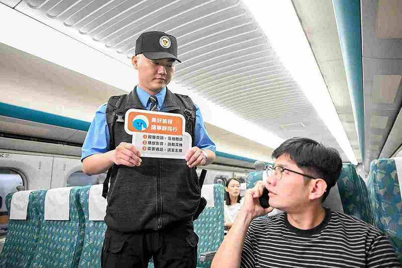 高鐵列車員針對收聽音樂未帶耳機或是講話音量的旅客進行柔性勸說。   圖：台灣高鐵／提供