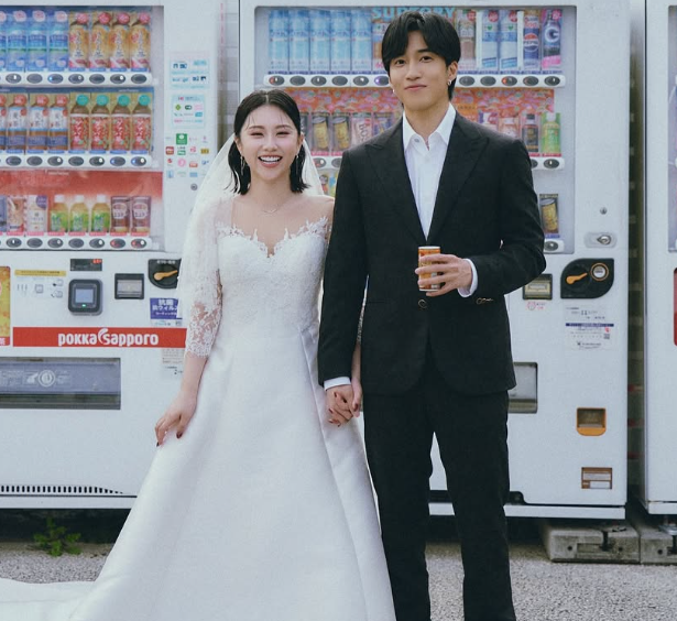 婁峻碩在去年底跟穩交7年的女友焦凡凡正式結婚，今年2月更前往沖繩舉辦婚宴。   圖：翻攝自婁峻碩IG