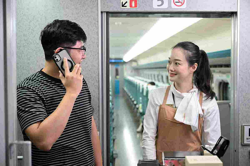 寧靜車廂政策要求旅客通話時移步至車廂玄關處。 圖:台灣高鐵/提供