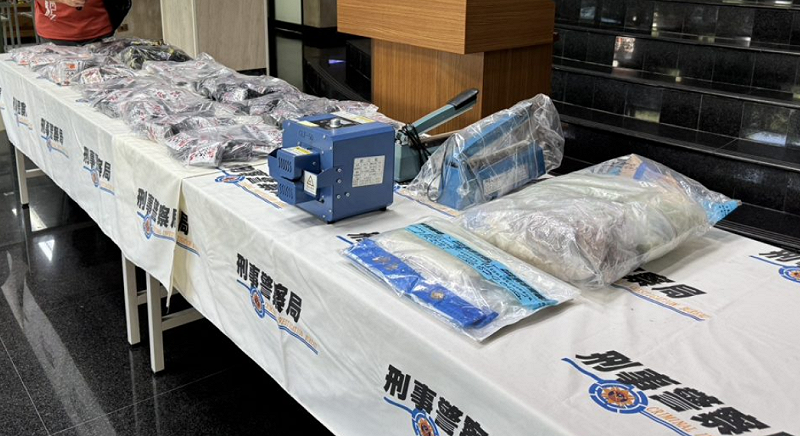 警方起獲毒咖啡包2398包、毒品藥錠2大包、製毒原料卡西酮1包、封口機及分裝工具等製毒器材，另扣得犯罪所得新台幣14萬6900元。   圖：刑事局提供