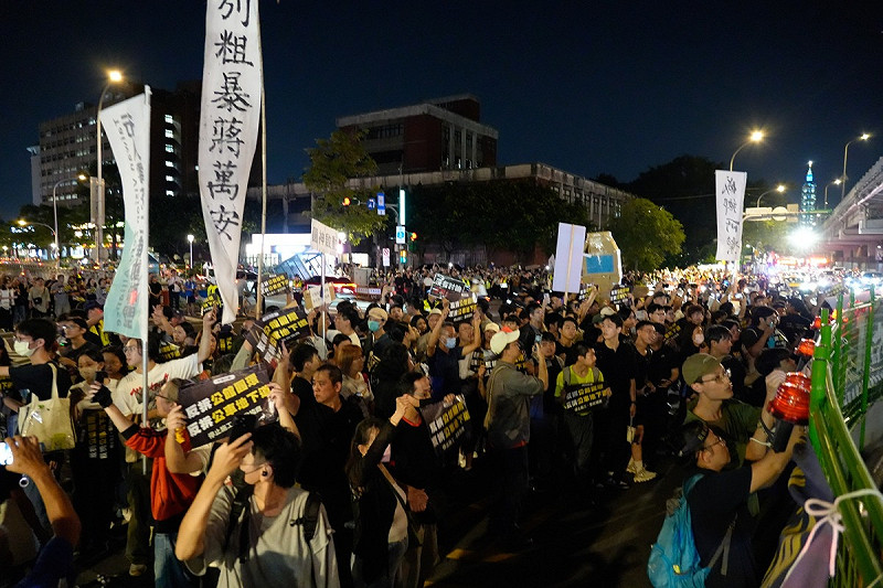 台北市政府13日凌晨開拆公館圓環，引發民眾抗議。   圖：取自「公館圓環守環行動」臉書