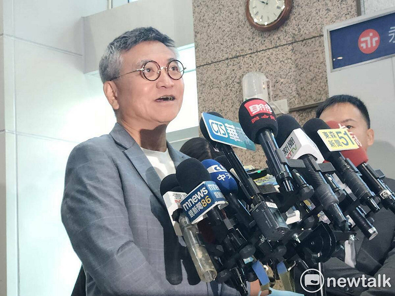 張亞中辦公室主任何啟聖代替張亞中赴國民黨中央領表。   圖：黃建豪/攝