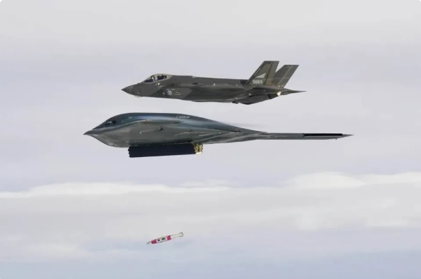 該名專家指出，美軍 B-2 轟炸機單趟最多可攜帶 80 枚 GBU-38 。圖為投擲炸彈的 B-2 。   圖：翻攝自 騰訊網 鼎盛沙龍