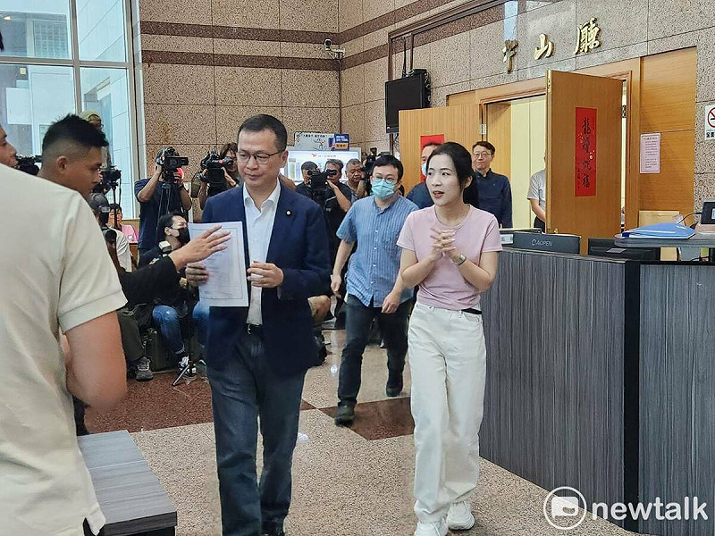 國民黨立委羅智強在徐巧芯陪同下，赴國民黨中央領表，堅定參選國民黨主席。   圖：黃建豪/攝