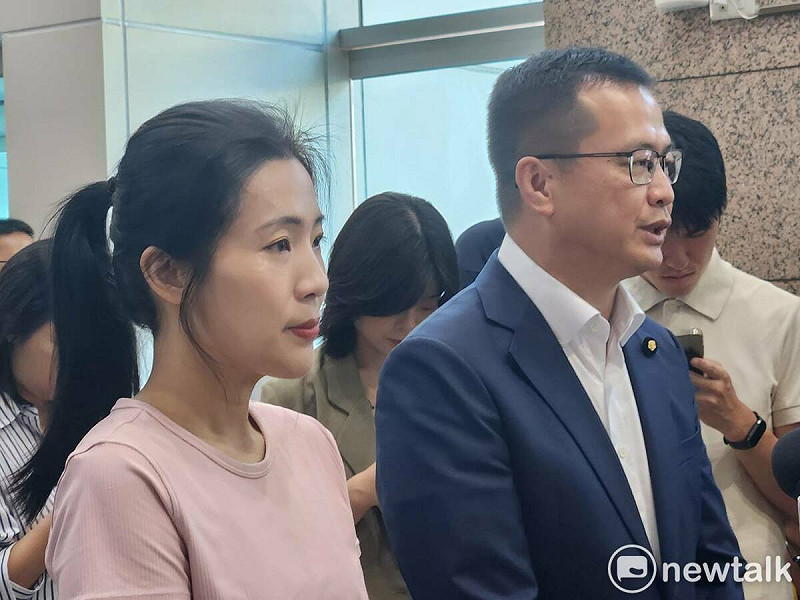 國民黨立委羅智強在徐巧芯陪同下，赴國民黨中央領表，堅定參選國民黨主席。   圖：黃建豪/攝