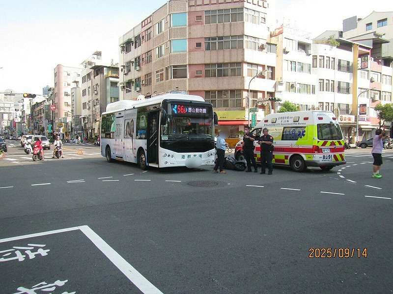 75歲夏姓男騎士，不顧紅燈號誌及行人，以高速直行行駛，結果與橫向的公車發生碰撞。   圖：翻攝自「記者爆料網」