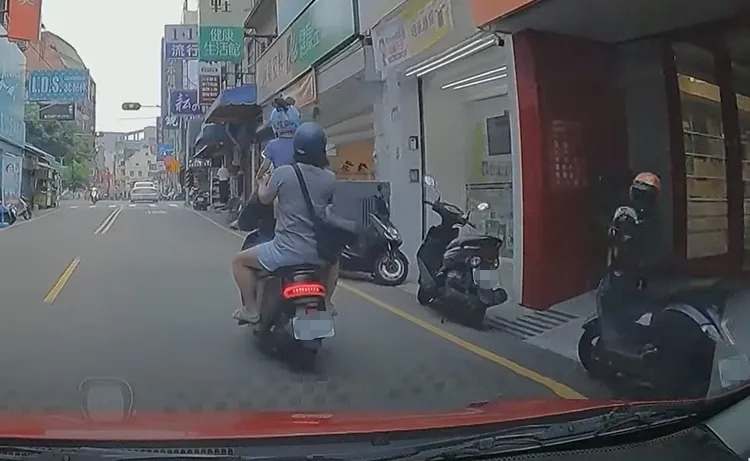 苗栗一對父母騎機車載2名幼童，形成危險4貼狀況。   圖：民眾提供
