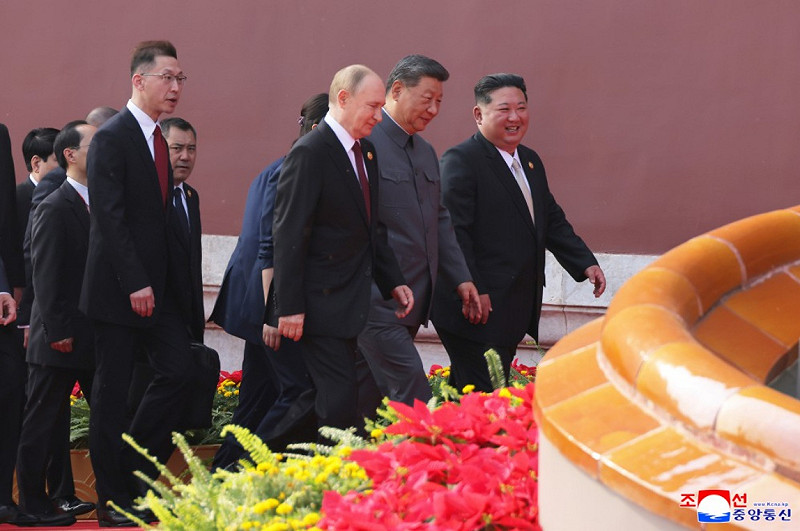  中國九三閱兵，中國國家主席習近平、俄羅斯總統普丁、北韓領導人金正恩同台，形成中俄朝結盟形態。 圖：翻攝朝中社 