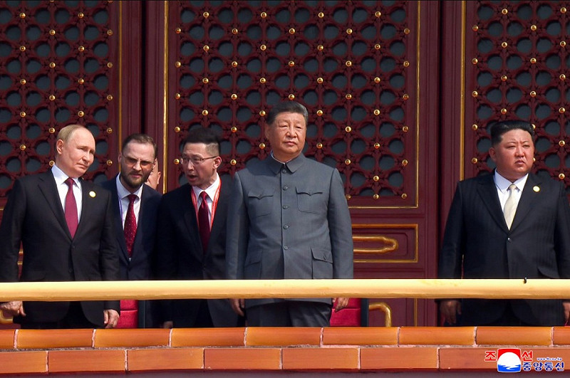  中國九三閱兵，俄羅斯總統普丁與北韓領導人金正恩分別位於最接近習近平的左右。 圖：翻攝朝中社