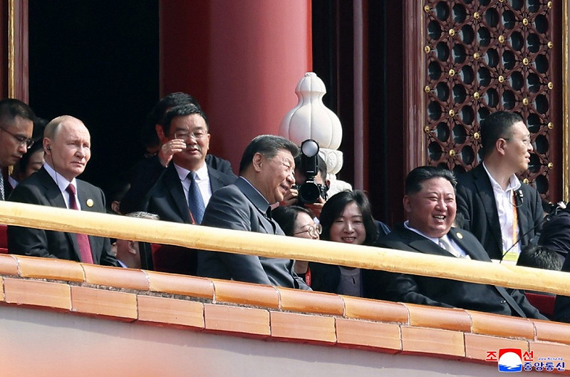 中國九三閱兵，中國國家主席習近平與北韓領導人金正恩在觀禮台上有說有笑。 圖：翻攝朝中社