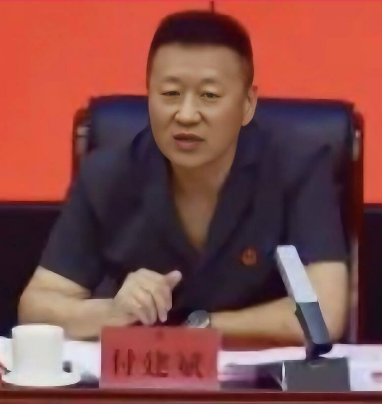 選賞指名現任內蒙古自治區高級人民法院信訪處處長付建斌（原審判長）與審判員康凱，指控他們收賄。   圖：翻攝自@cskun1989