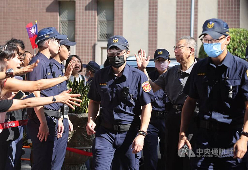 京華城案被告柯文哲、應曉薇聲請具保停押，獲台北地方法院裁准，但台北地檢署提起抗告，台灣高等法院12日撤銷原裁定發回更裁。北院訂於15日上午10時重開羈押庭，圖為前台北市長柯文哲（右2）抵達法院時，向支持者揮手致意。中央社記者王飛華攝　114年9月15日   