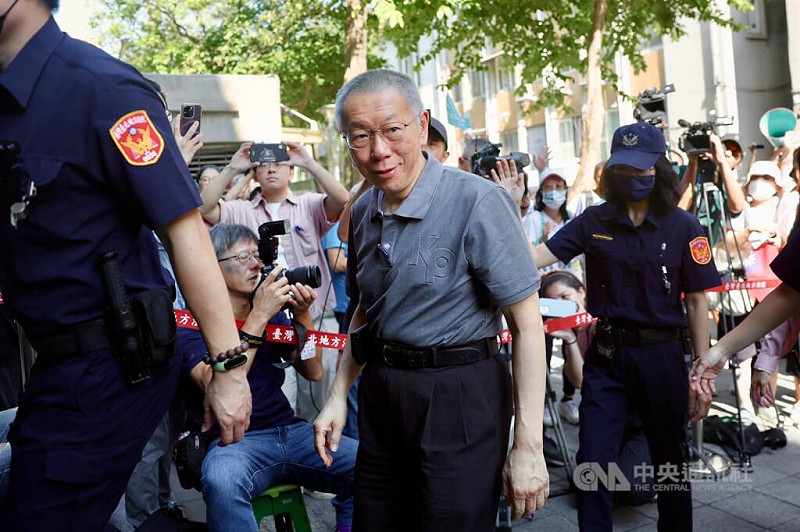 京華城案被告柯文哲、應曉薇聲請具保停押，獲台北地方法院裁准，但台北地檢署提起抗告，台灣高等法院12日撤銷原裁定發回更裁。北院訂於15日上午10時重開羈押庭，圖為前台北市長柯文哲（中）穿著印有KP字樣的灰色POLO衫現身法院。中央社記者王飛華攝　114年9月15日   