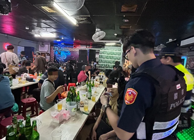警方將針對轄區內治安顧慮場所進行臨檢，維護治安。   圖：中壢警方提供