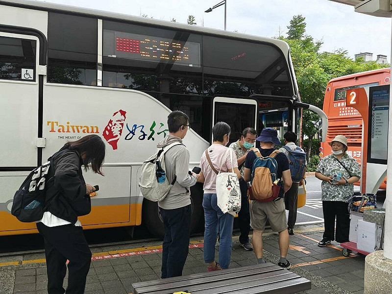 連假期間搭乘大眾運輸可享多重優惠。   圖：公路局／提供