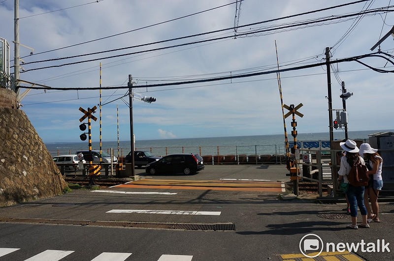 日本神奈川縣江之島電鐵線的「鎌倉高校前站」平交道，因經典動畫《灌籃高手》片頭曲畫面而爆紅，也成為不少遊客必訪的景點之一，不過也因為太多人在平交道前拍照，衍生許多交通亂象引起當地居民不滿。   圖：民眾／提供