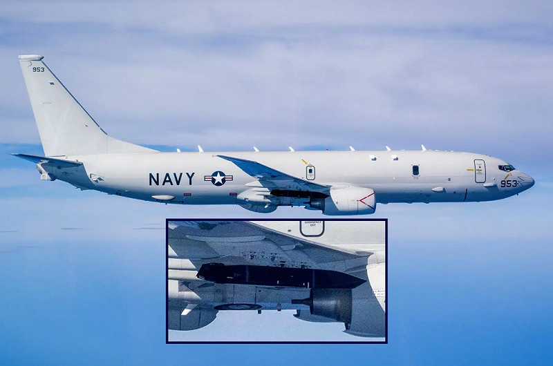 美國海軍正式發布P-8A「海神式」海上巡邏機搭載AGM-158C「長程反艦導彈」（LRASM）在飛行中的照片。   圖：翻攝US Navy 