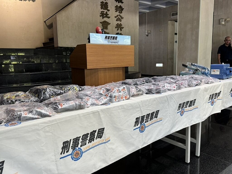 刑事警察局中部打擊犯罪中心15日召開記者會說明，查獲不法集團在彰化縣員林市地區製造三級毒品咖啡包販售牟利，專案小組查扣毒品咖啡包、毒品藥錠、製毒原料等證物。（民眾提供）中央社記者郝雪卿傳真　114年9月15日   