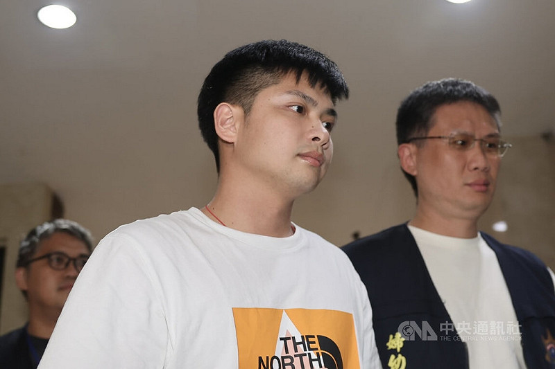 演員江祖平指遭性侵，台北地檢署15日指揮台北市政府警察局婦幼警察隊、松山分局，搜索三立電視資深副總經理龔美富的兒子龔益霆（前）住處等2地，並約談龔益霆說明，下午移送北檢複訊。中央社記者王飛華攝　114年9月15日   