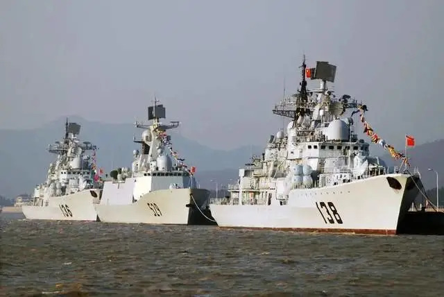  由後至前為：「泰州」號飛彈驅逐艦、「舟山」號導彈護衛艦、現代級導彈驅逐艦「杭州號」。 圖：翻攝自 騰訊新聞@空天力量 