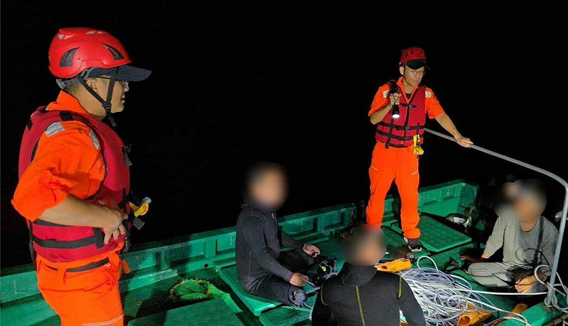 海洋委員會海巡署東南沙分署指出，東沙指揮部14日晚間偵獲中國「粵台漁11689」漁船違法越界進入東沙島東方30浬處限制水域，立即調派艦艇查緝，查扣漁船小舟並驅離漁船。（海巡署東南沙分署提供）中央社記者張已亷傳真　114年9月15日   