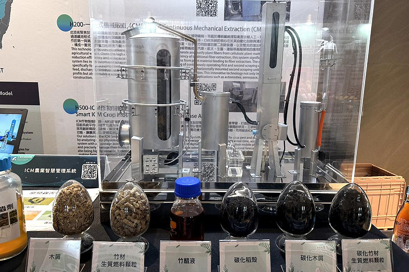 工研院「農業剩餘資材熱值循環利用」技術,透過導入節能快速型生物炭專家系統模組 ,建立連續式多功能生質燃料機新設備,取代原本90%以上能源,減少40%碳排放 。 圖:工研院提供
