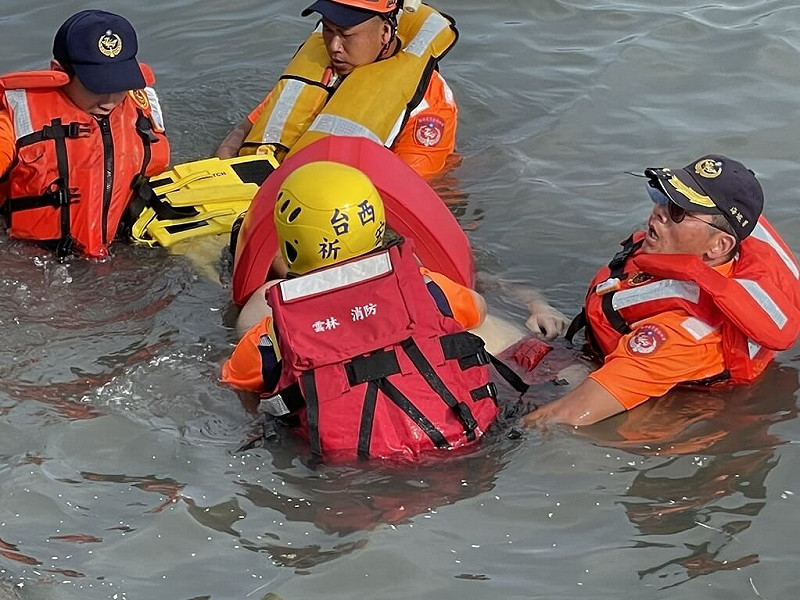 台南16歲許姓少年14日到雲林縣台西鄉「夢幻沙灘」戲水，疑因被暗流捲走失蹤，但事發當時正逢漲潮，救援人員與海巡人員搜尋一陣子後才找到人緊急送醫，經搶救仍不治。（民眾提供）中央社記者蔡智明傳真　114年9月15日   