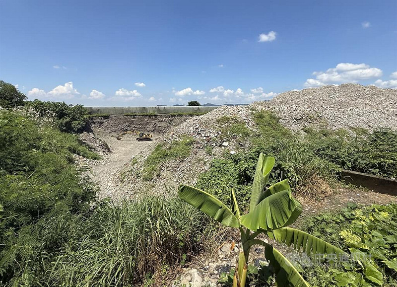 高雄市美濃區農地遭不法盜採土石及回填廢棄物。（中央社檔案照片）   
