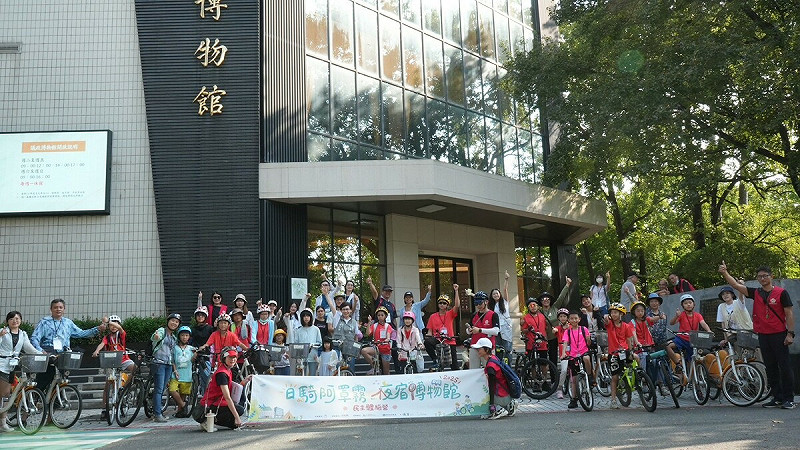 活動安排戶外單車巡禮，由台灣觀光之友及霧峰觀光大使陳永進老師領軍，學員們沿途參訪林家花園、阿罩霧舊街、菇類產學館等多處景點。   圖：立法院/提供