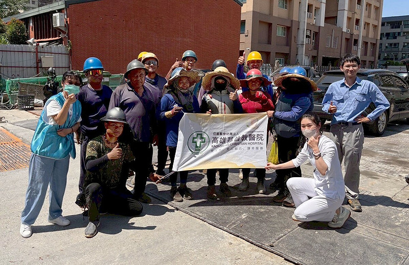 高基深入營建工地現場，在炙熱的艷陽下推廣菸檳防治與健康檢查，協助勞工在日常工作中提升健康意識。   圖：高雄基督教醫院/提供