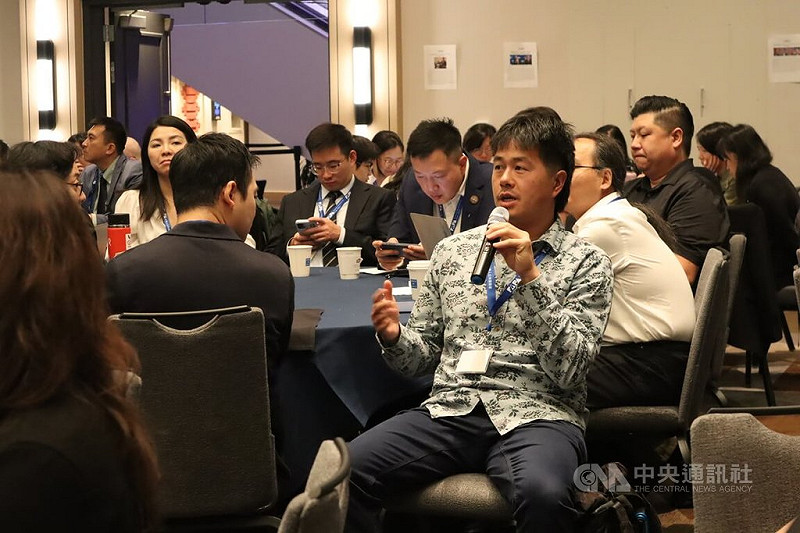 美國非政府倡議組織「台灣人公共事務會」的年度倡議大會13日起在華府舉行，台裔阿拉斯加人陳奕正（拿麥克風者）飛越美國參與。攝於9月14日。中央社記者鍾佑貞華盛頓攝 114年9月16日   