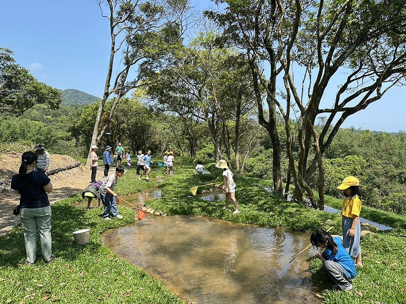 場域導入景觀水庭應用,蜿蜒水域除營造空間層次感,有助增加曝氣、調節微氣候、提供生態觀察導覽等效益。 圖:農業部農村發展及水土保持署/提供