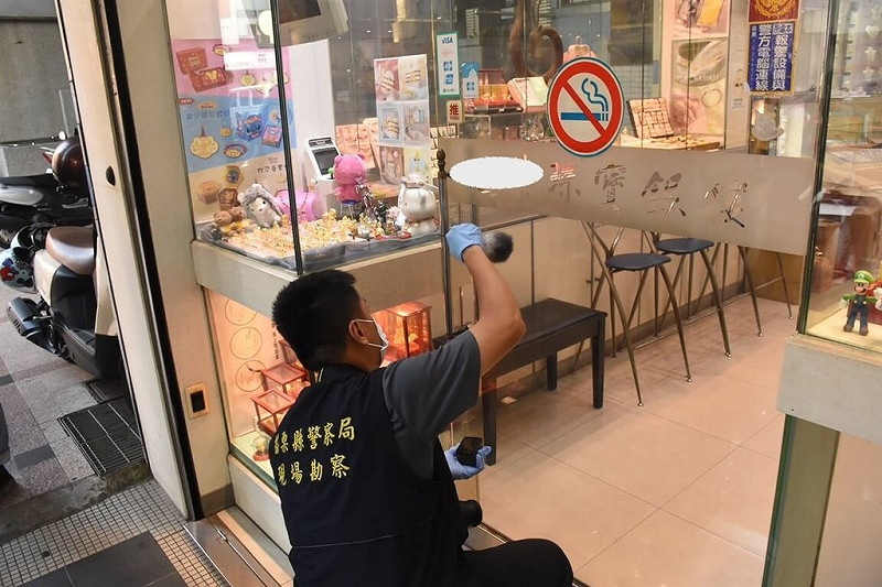 苗栗縣竹南鎮15日傍晚發生銀樓搶案，嫌犯佯稱要買金飾，趁著店家不注意，搶走價值約新台幣70餘萬元金飾。警方於案發後6小時逮獲4嫌，其中2人未成年，將4人分別移送苗栗地檢署及苗栗地方法院偵辦。（警方提供）中央社記者管瑞平傳真  114年9月16日   