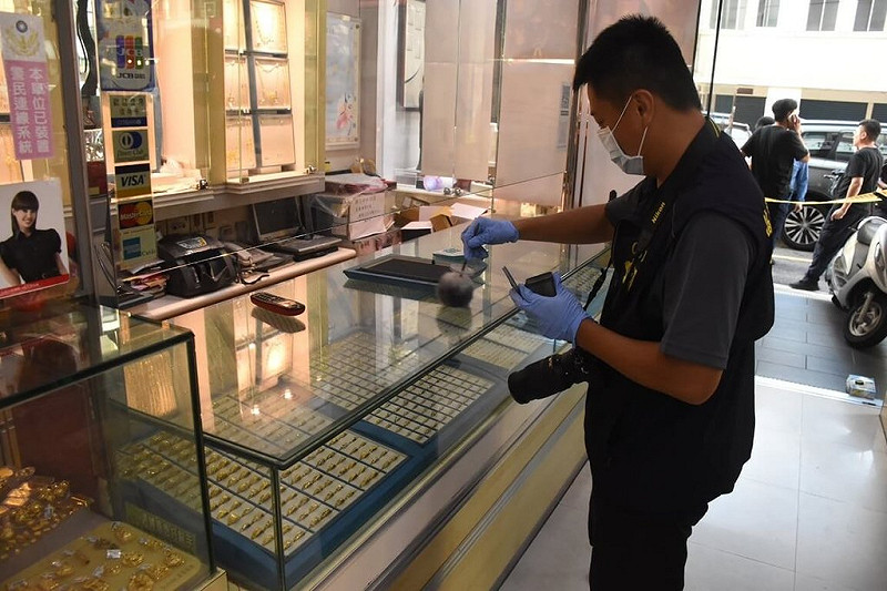 苗栗警方16日表示，竹南鎮1間銀樓15日傍晚遭搶，損失價值約新台幣70萬元金飾，經統合縣警局刑警大隊及頭份、竹南分局合力偵辦，案發後6小時就循線查獲搶嫌及接應共犯共4人到案。（民眾提供）中央社記者管瑞平傳真　114年9月16日   