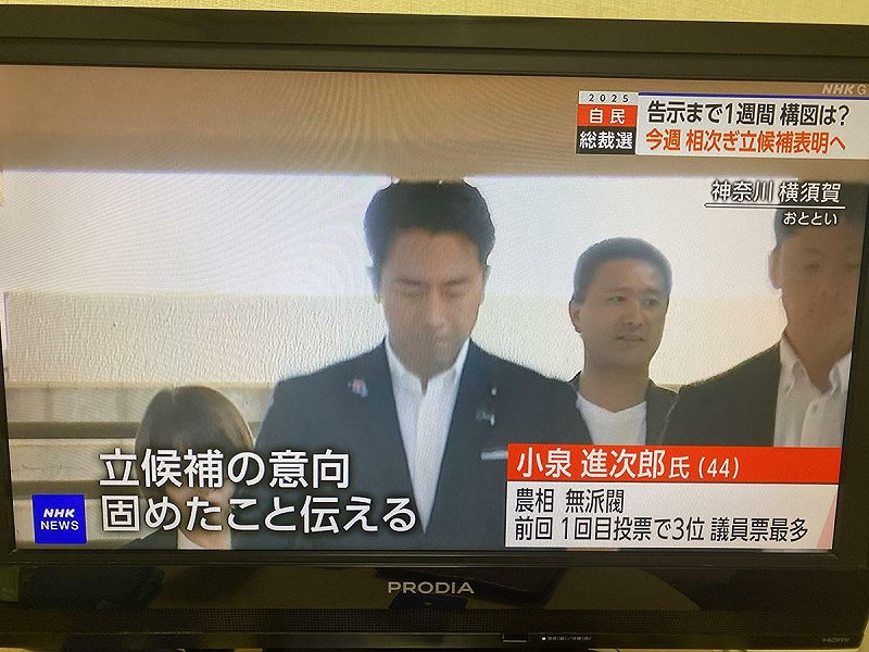 小泉進次郎去年第一輪投票淪為第三名而未能進入決選,這次格外慎重。 圖:攝自NHK 小泉進次郎去年第一輪投票淪為第三名而未能進入決選,這次格外慎重。 圖:攝自NHK