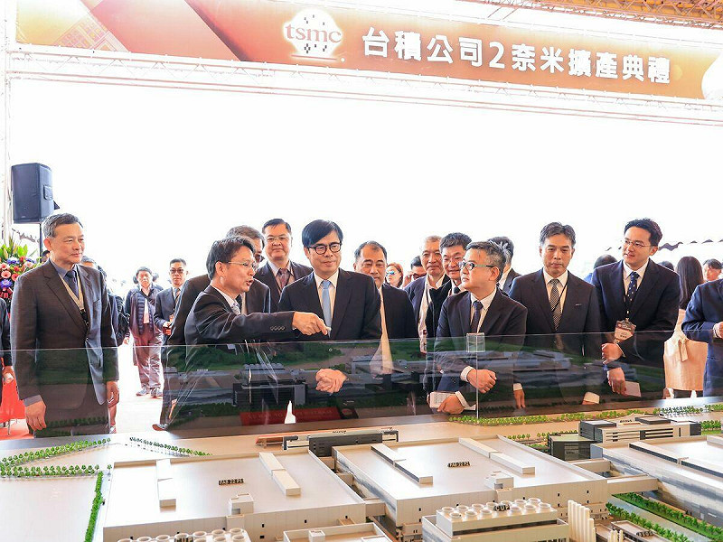《天下雜誌》「2025縣市長施政滿意度調查」，陳其邁再度榮登六都第一。高雄市政府表示未來將持續全力以赴、深化施政，讓高雄在各項發展中再創高峰。   圖：高雄市政府/提供