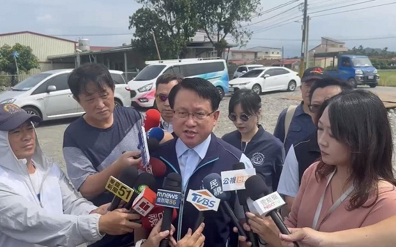橋頭地檢署檢察長張春暉（前中）16日率隊現勘美濃盜採砂石案現場，張春暉表示，目前已執行數波查緝，羈押多名被告並查扣10、20台機具，從嚴從速積極偵辦。（民眾提供）中央社記者林巧璉傳真　114年9月16日   