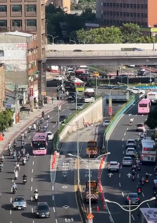 「公館圓環」以及周邊的公車和行人地下道已於13日進行拆除和填平工程，昨(15)日迎來施工後首個上班日，北市交通局稱圓環周邊交通還算順暢。   圖：取自台北市交通局臉書