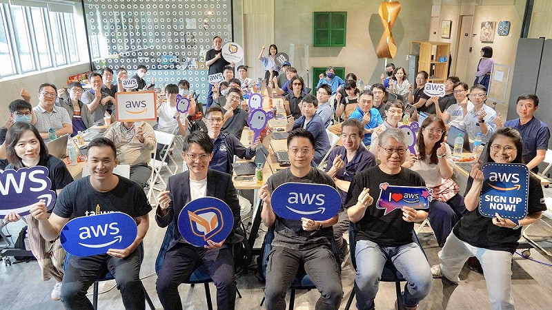 AWS於「K-TV新媒體人才培育中心」舉辦生成式AI工作坊，推廣前瞻技術並為南部產業注入新能量。前排由左至右為Steven Shen, Business Development Manager、青年局長林楷軒、Ben Chan, Business Development Manager、CK Wang,Service Specialist Architect，以及Annie Chang,AI GTM。   圖：高雄市青年局/提供