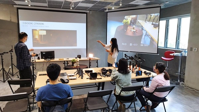 青年學員於「K-TV新媒體人才培育中心」使用專業設備進行創作與交流，展現高雄青年在新媒體領域的蓬勃能量。   圖：高雄市青年局/提供