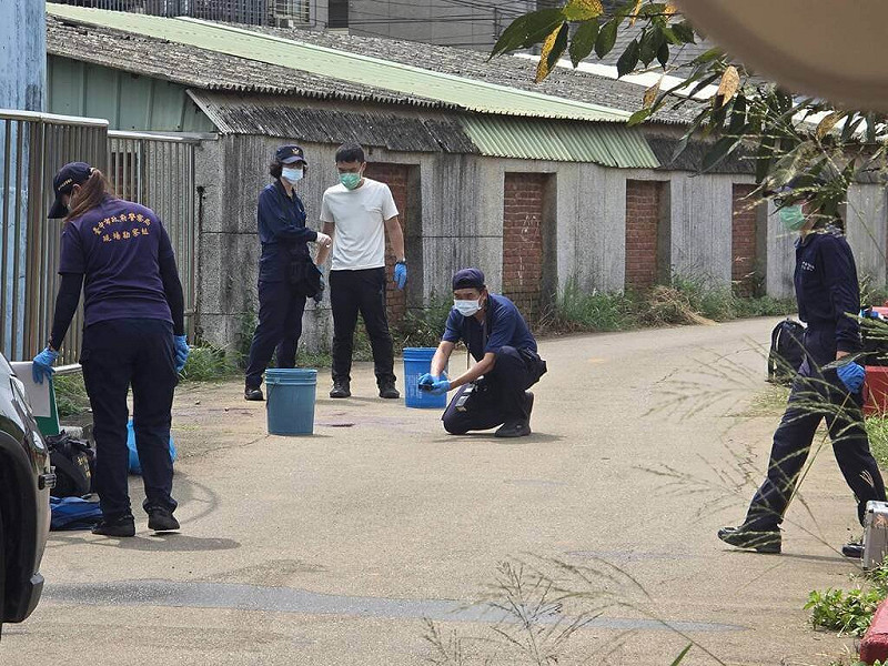 1名約20多歲女子16日上午被發現陳屍台中市沙鹿區忠貞路1處民宅旁空地，身體多處刀傷，警方到現場採證。（民眾提供）中央社記者趙麗妍傳真　114年9月16日   