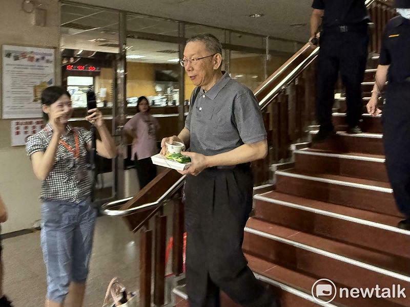 民眾黨前主席柯文哲今天出庭，中午帶著便當下樓。   圖：周煊惠 / 攝